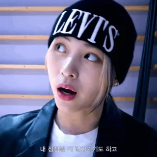 🪁 내 장점을 더 알아가기도 하고 woman, person, beanie, portrait telegram sticker