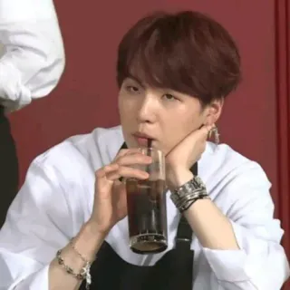 🤠 Suga kpop, suga, bebiendo, persona, cantante telegram sticker