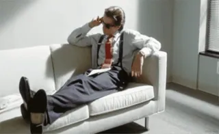 😴 Patrick Bateman American Psycho Patrick Bateman, American Psycho, pak, rode stropdas, zonnebril, man, zittend, bank telegram sticker