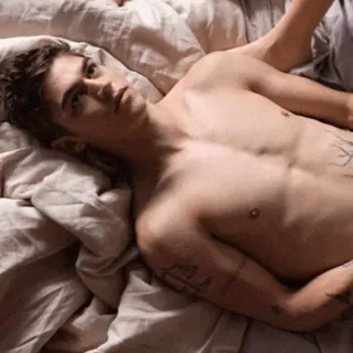 🔸 homem, torso, sem camisa, cama, deitado, tatuagem telegram sticker