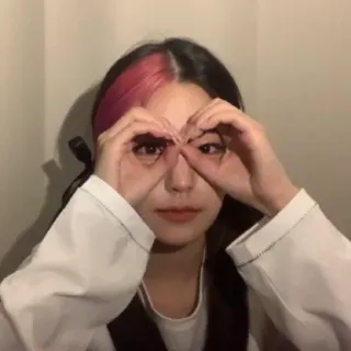 🧐 mujer, chica, pelo rosa, mirando a través de las manos, adulto joven, retrato whatsapp sticker