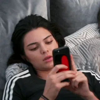 ✨ Kendall Jenner 人, 女性, ケンダル・ジェンナー, 有名人, 電話, 横たわる telegram sticker