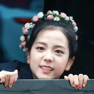🦄 Jisoo jisoo, kpop, chanteuse, couronne de fleurs, beauté, idole whatsapp sticker