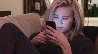 🍥 vrouw, telefoon, binnen, bank, zittend telegram sticker