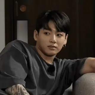 🗡 hombre, kpop, celebridad, persona, tatuajes, sentado telegram sticker