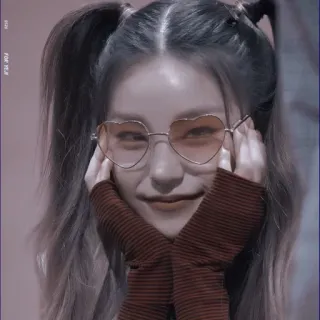🌸 femme, lunettes coeur, nattes, portrait, personne, fille, mode telegram sticker