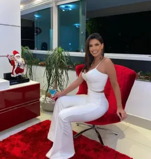 🌱 femme, assise, chaise rouge, tenue blanche, intérieur, pièce whatsapp sticker