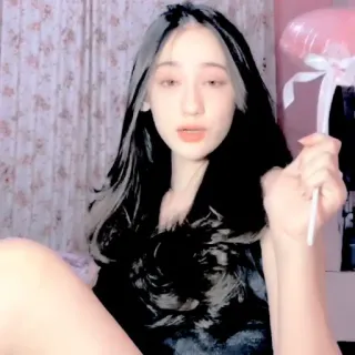 🌊 молодая женщина, черные волосы, леденец, в помещении, портрет telegram sticker