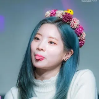 🐒 mujer, corona de flores, pelo azul, sacando la lengua, coreano, ídolo, retrato telegram sticker