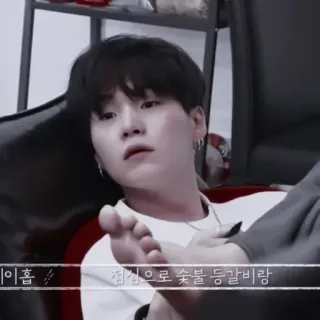 🧁 이이홉 / 점심으로 숯불 등갈비랑 Osoba, Koreański tekst, Siedzący, Koreański, Gwiazda telegram sticker