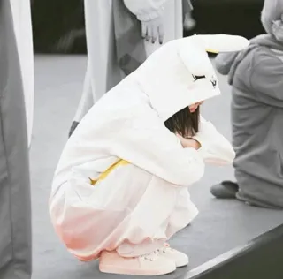 🐰 lapin, costume, lapin, blanc, accroupi, personne telegram sticker