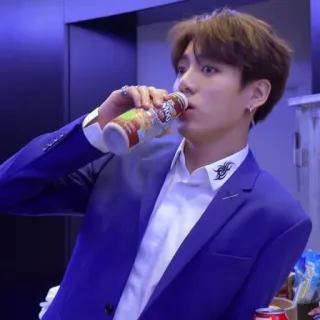 🧷 Jeon Jung-kook persona, hombre, kpop, ídolo, cantante, leche chocolatada, bebida telegram sticker