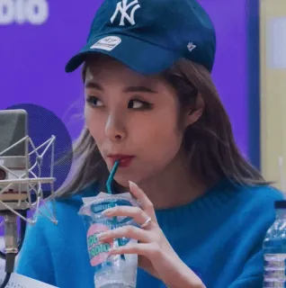 ☁️ mulher, bebida, boné de beisebol, azul, k-pop, feminino whatsapp sticker