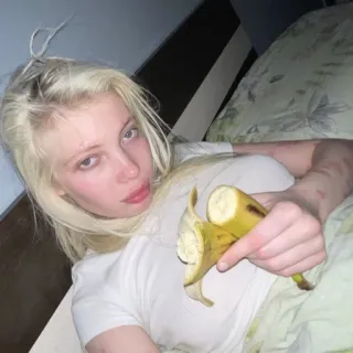 🍌 mujer rubia, plátano, cama, dormitorio, casual, retrato whatsapp sticker