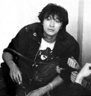 😐 Viktor Tsoi musicien, rock, soviétique, cigarette, chanteur telegram sticker