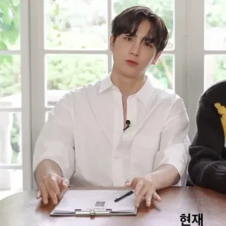 🌿 현재 корейский, мужчина, человек, сидящий, стол, планшет telegram sticker
