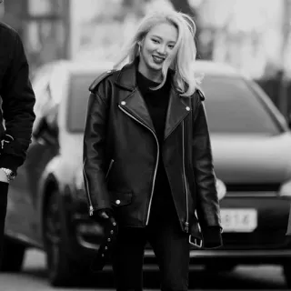 ◽️ kobieta, blondynka, skórzana kurtka, moda, styl, czarno-białe telegram sticker