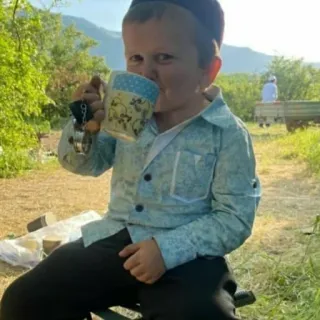 ☕ Hasbulla Magomedov hasbulla, niño, bebiendo, sentado, magomedov whatsapp sticker