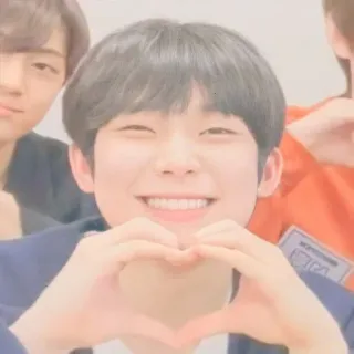 🥟 kpop, coração, ídolo, sorriso, fofo, alegre, menino whatsapp sticker