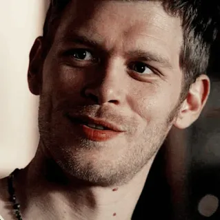 🥐 Klaus Mikaelson The Vampire Diaries Klaus Mikaelson, Vampire Diaries, vampire, Joseph Morgan, sourire narquois, série tv telegram sticker