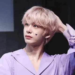 🌚 personne, homme, kpop, idole, coiffure, cheveux roses whatsapp sticker