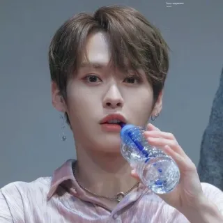 🥰 ritratto, coreano, K-pop, uomo, bottiglia d'acqua, asiatico, cantante, artista telegram sticker