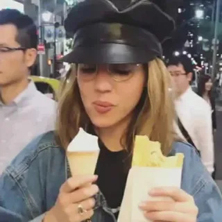 ⛄️ wanita, es krim, jalan, makan, makanan, orang telegram sticker