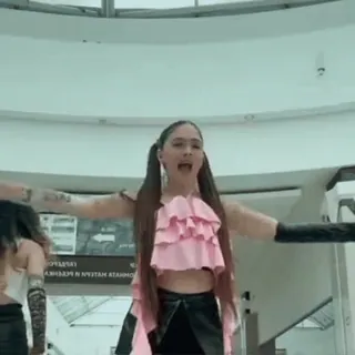 ❤️ Danielle Marsh NewJeans Danielle, NewJeans, K-pop, dance, heart gesture, performance, music video, pop star telegram sticker