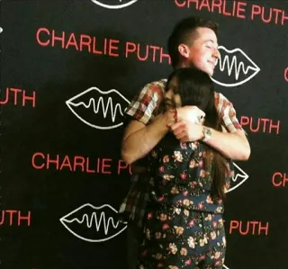 💙 Charlie Puth CHARLIE PUTH Sänger, Musiker, Promi, Umarmung, Fan telegram sticker