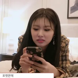 🤢 포켓몬에 femme, téléphone, portrait, personne, femme telegram sticker