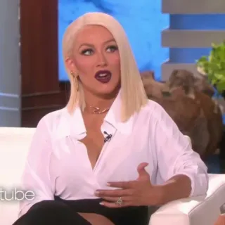 🌦 Christina Aguilera The Ellen Show Christina Aguilera, cantante, talk show, rubia, celebridad, entrevista telegram sticker