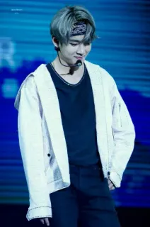 👽 V K-pop, Idol, Música, BTS, Coreano, Cantante whatsapp sticker