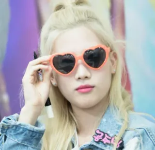 😎 portrait, lunettes de soleil, cœur, cheveux blonds, femme, veste en jean telegram sticker