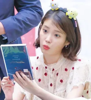 😮 IU IU, cantante, attrice, celebrità coreana, cerchietto, carina telegram sticker