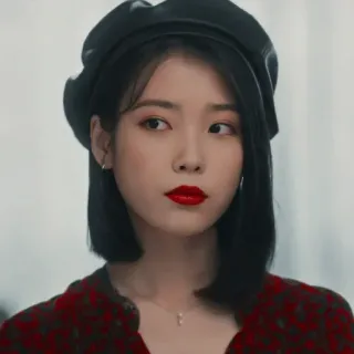😒 IU ไอยู, นักร้องเกาหลี, นักแสดง, หมวกเบเร่ต์, K-pop telegram sticker