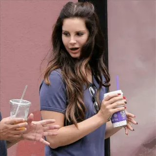 😆 Lana Del Rey Lana Del Rey, cantora, celebridade, mulher, pessoa, bebida telegram sticker