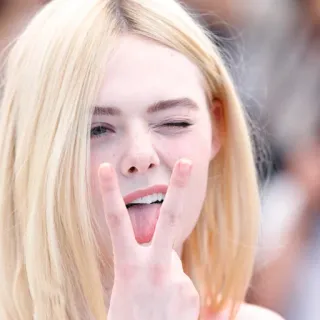 😛 Elle Fanning, Schauspielerin, Friedenszeichen, Handzeichen, blonde Haare, zwinkern, Porträt, Frau whatsapp sticker