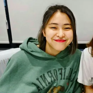 ☺️ CALIFORNIA คน, ผู้หญิง, เสื้อฮู้ด, เสื้อผ้า, ภาพเหมือน, ใบหน้า, รอยยิ้ม telegram sticker