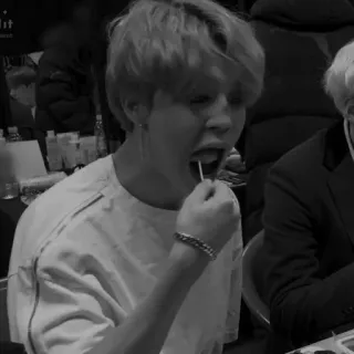 🖇 persona, chupetín, blanco y negro, comiendo whatsapp sticker
