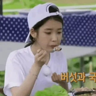 🦋 버섯과 국 еда, ест, корейский, женщина, на улице, стол whatsapp sticker