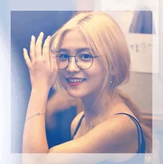 🗝 wanita, kacamata, potret, pirang, tersenyum, kasual, K-pop, idola telegram sticker