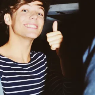 👍 Louis Tomlinson chanteur, pouce levé, One Direction, célébrité, portrait, sourire telegram sticker