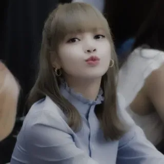 😚 Lisa kpop, idol, blackpink, cantora, música, mulher telegram sticker