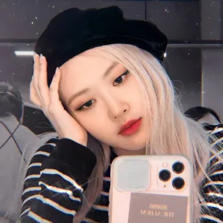 🍐 mujer, retrato, selfie, boina, pelo rubio, kpop telegram sticker