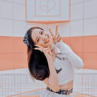 🦄 kpop, idole, chanteuse, asiatique, femme, signe de paix, souriant whatsapp sticker