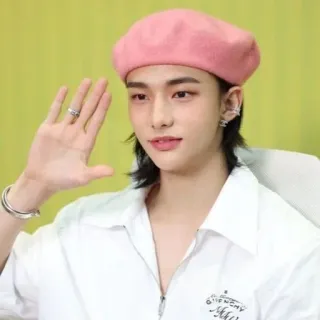 💫 Givenchy Atelier hyunjin, kpop, straykids, béret rose, coréen, homme telegram sticker