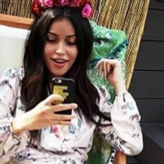 🍥 vrouw, selfie, mobiele telefoon, bloemen, persoon telegram sticker