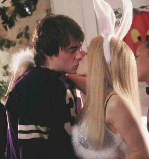 🤔 Regina George Mean Girls beijando, romance, coelho, casal, meninas malvadas, halloween whatsapp sticker
