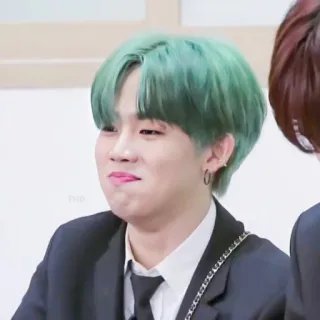 😚 uomo, kpop, cantante, capelli verdi, abito, persona whatsapp sticker