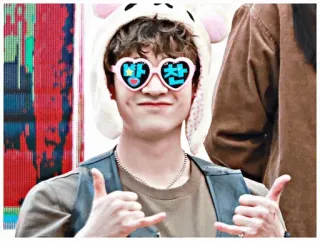 🎈 Bang Chan 방찬 k-pop, айдол, фанат, очки-сердечки, большой палец вверх telegram sticker